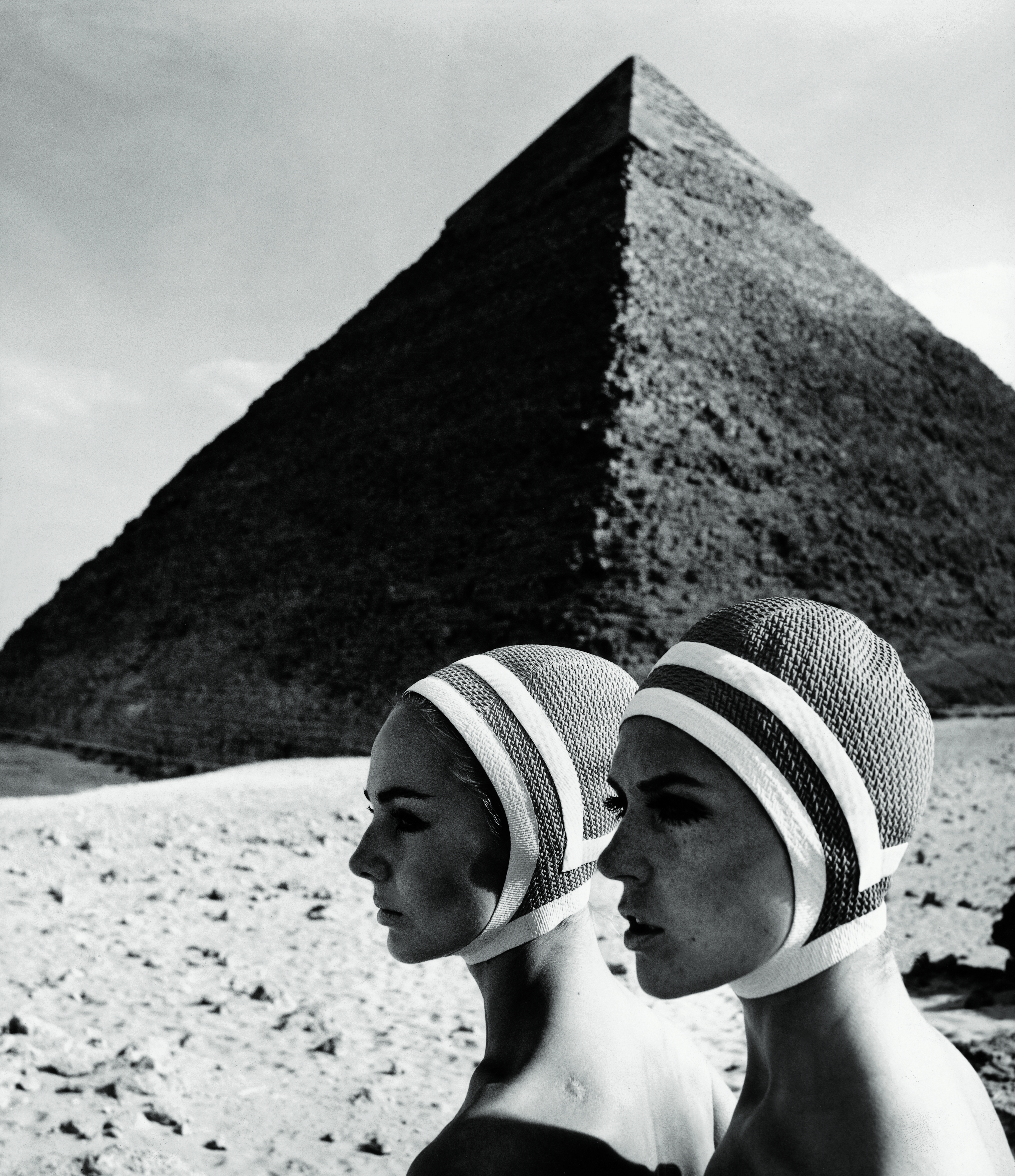 The Cheops pyramids Karin Mossberg and Micky Zenati in Op Art-Fashion F.C. Gundlach Gizeh Egypt 1966